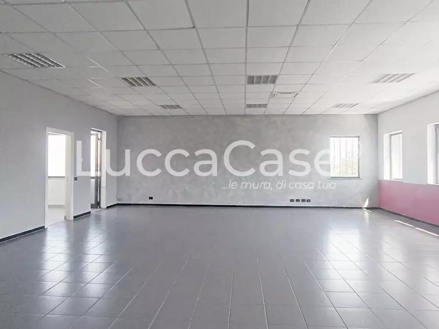 Immagine 1 di Ufficio in affitto  a Lucca