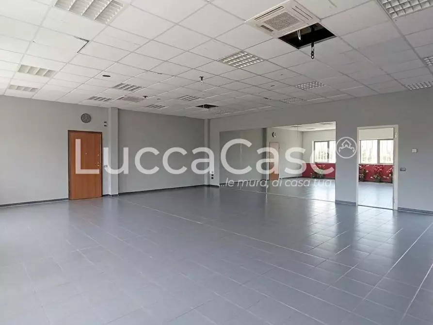 Immagine 2 di Ufficio in affitto  a Lucca