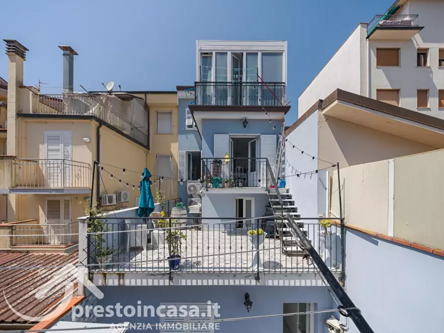 Immagine 8 di Villa in vendita  a Viareggio