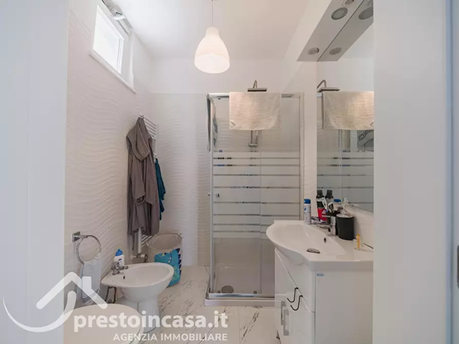 Immagine 12 di Villa in vendita  a Viareggio