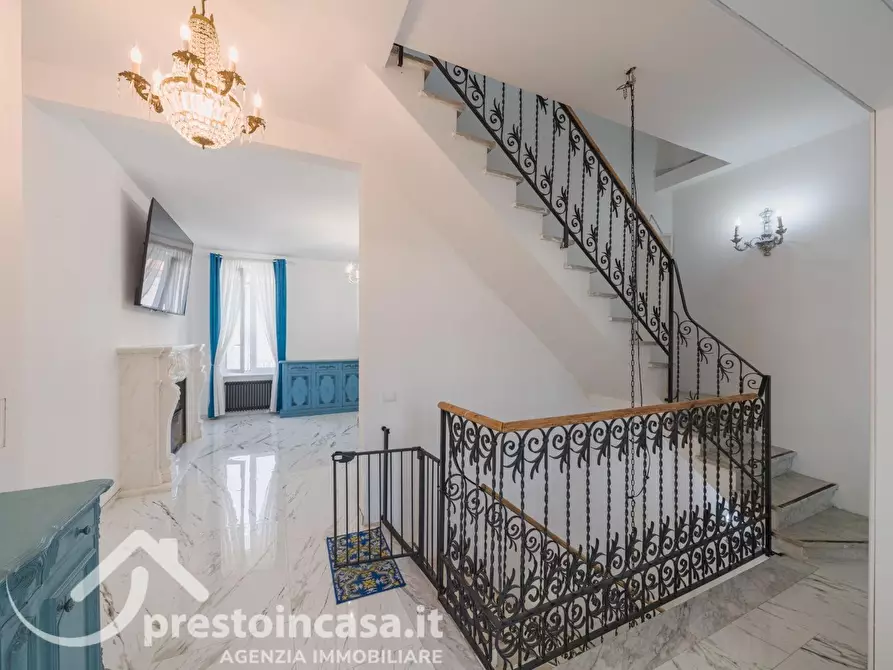 Immagine 21 di Villa in vendita  a Viareggio