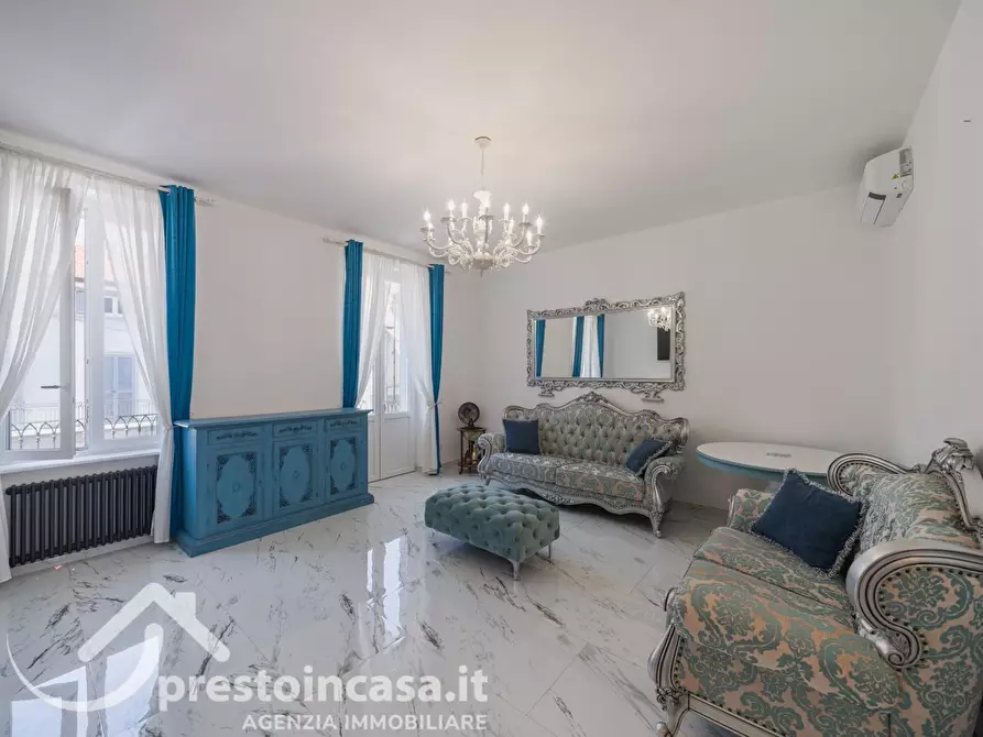 Immagine 2 di Villa in vendita  a Viareggio