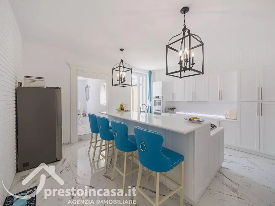 Immagine 5 di Villa in vendita  a Viareggio