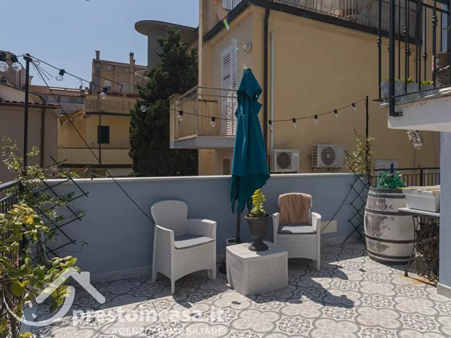 Immagine 9 di Villa in vendita  a Viareggio