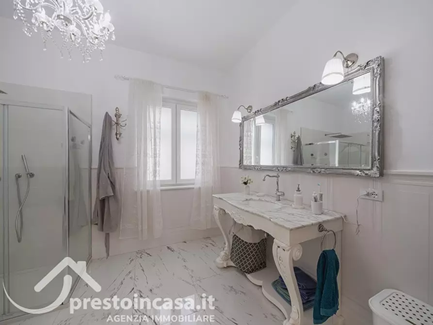 Immagine 26 di Villa in vendita  a Viareggio