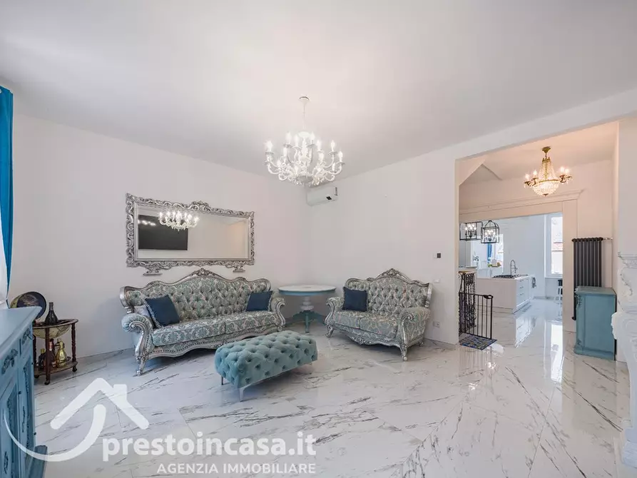 Immagine 1 di Villa in vendita  a Viareggio