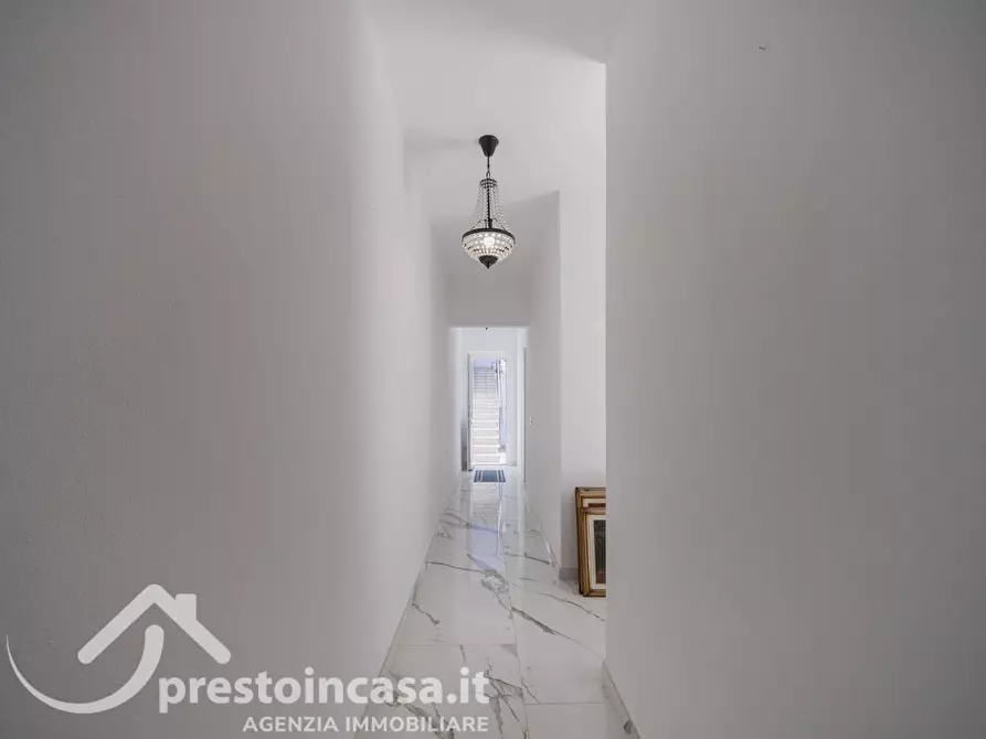 Immagine 10 di Villa in vendita  a Viareggio