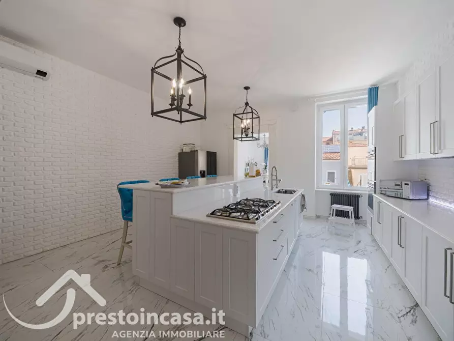 Immagine 4 di Villa in vendita  a Viareggio