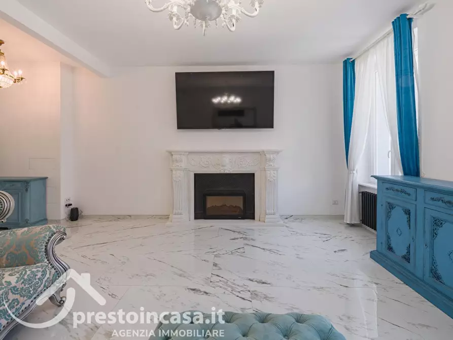 Immagine 3 di Villa in vendita  a Viareggio
