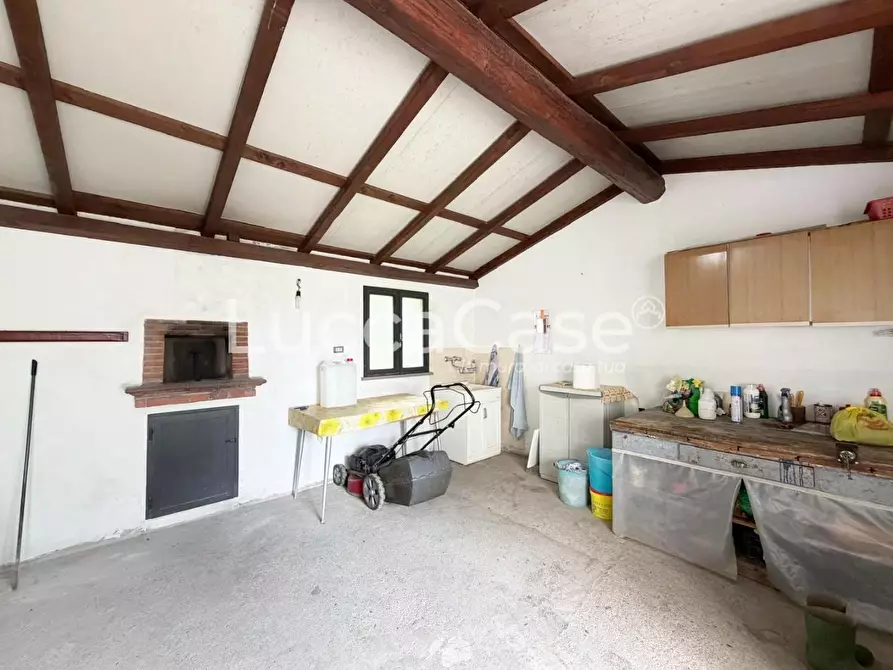 Immagine 46 di Villa in vendita  a Capannori