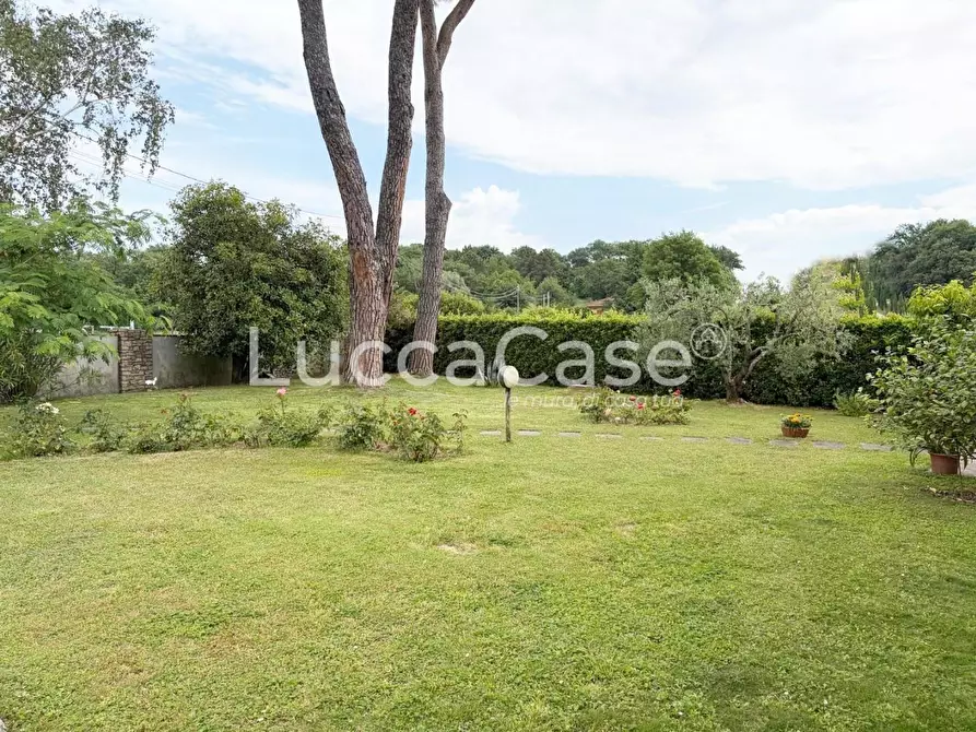 Immagine 1 di Villa in vendita  a Capannori
