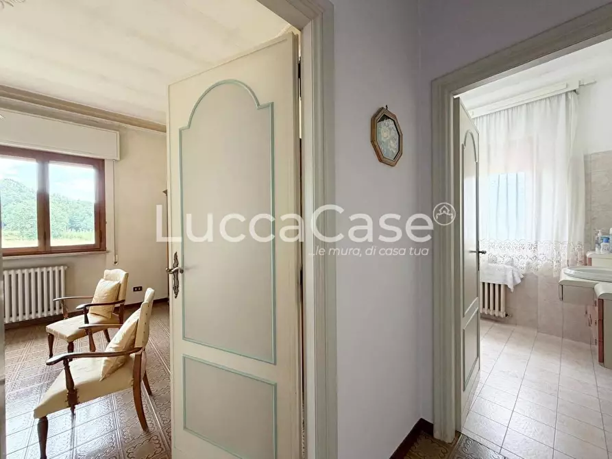 Immagine 10 di Villa in vendita  a Capannori