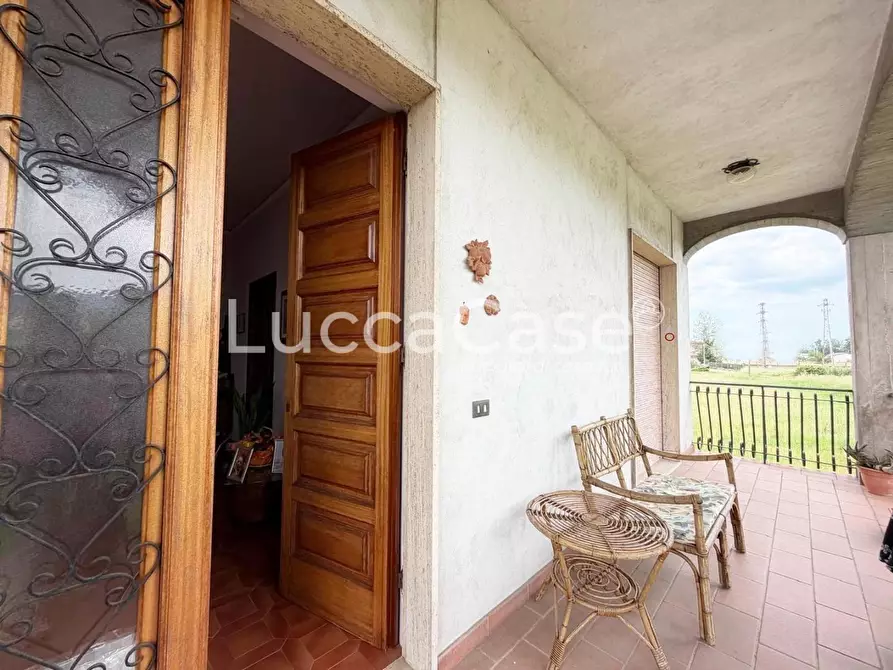 Immagine 2 di Villa in vendita  a Capannori