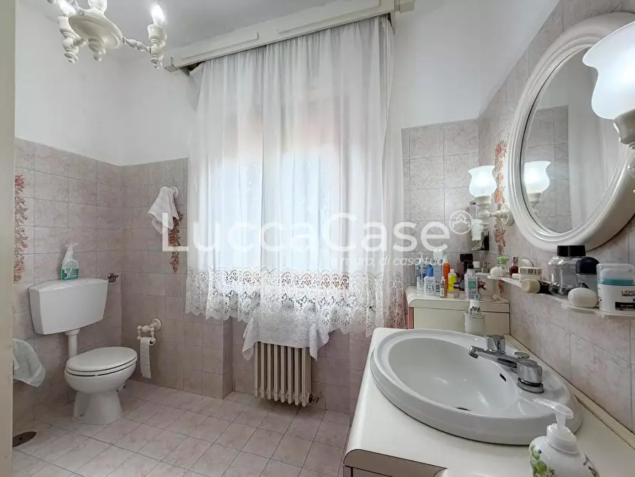 Immagine 18 di Villa in vendita  a Capannori