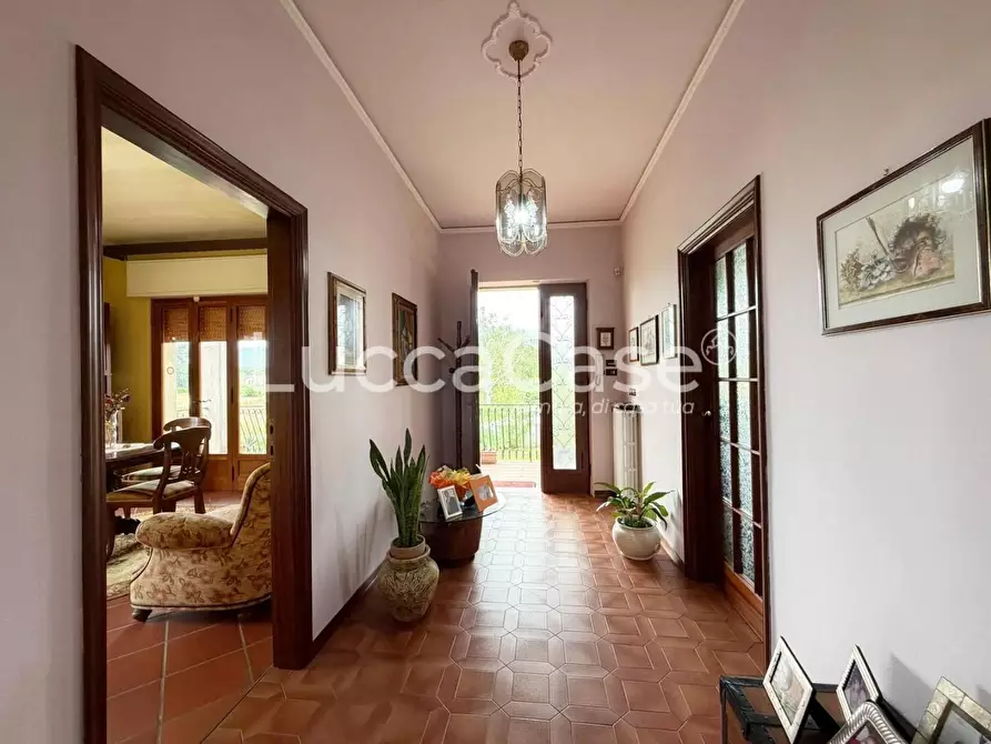 Immagine 3 di Villa in vendita  a Capannori