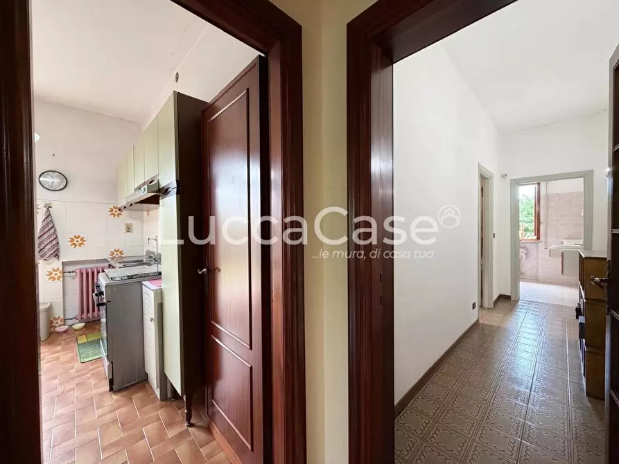 Immagine 37 di Villa in vendita  a Capannori