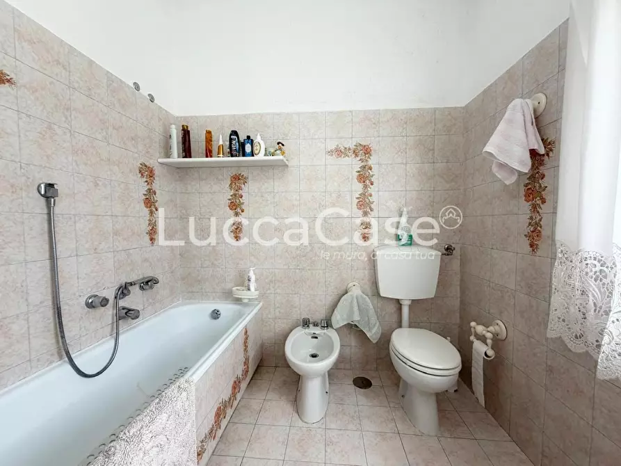 Immagine 19 di Villa in vendita  a Capannori