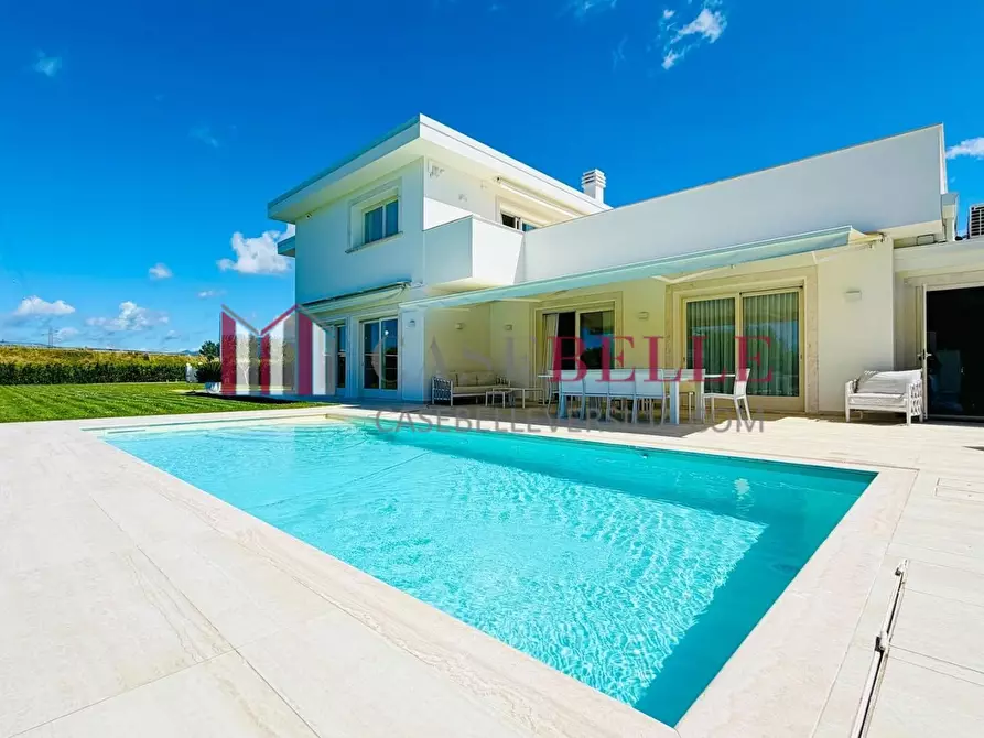 Immagine 1 di Villa in vendita  a Pietrasanta
