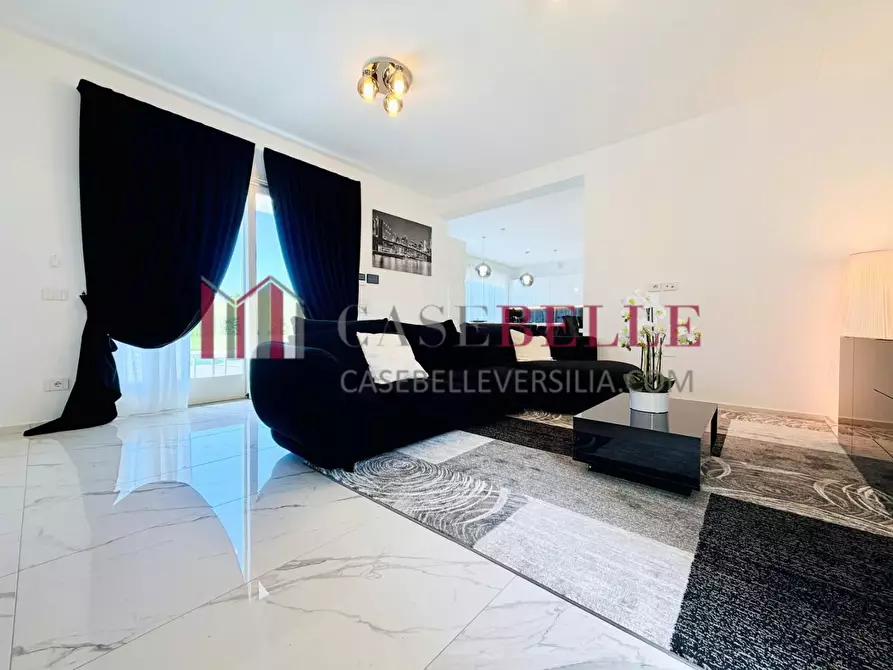 Immagine 3 di Villa in vendita  a Pietrasanta