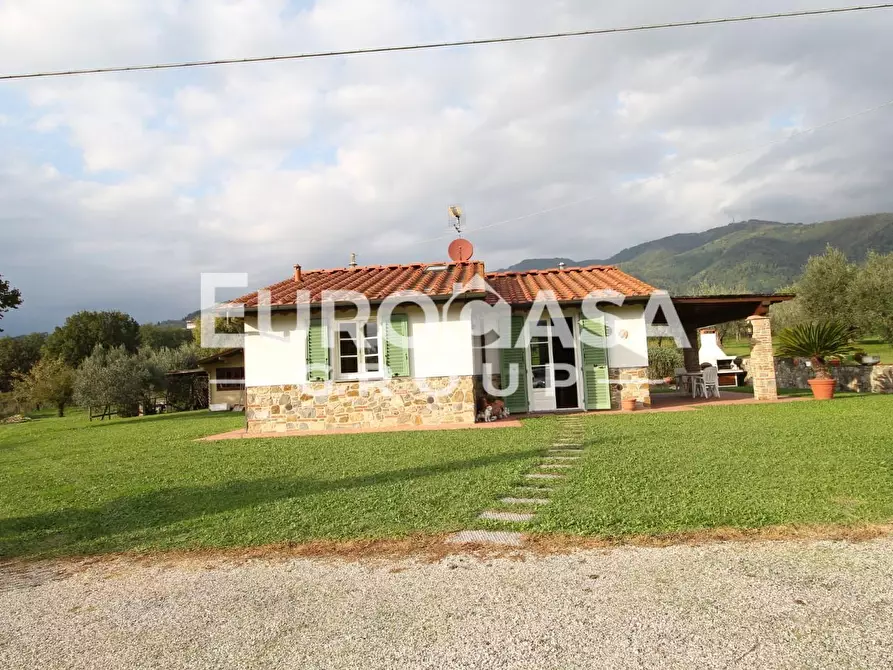 Immagine 2 di Villa in vendita  a Capannori