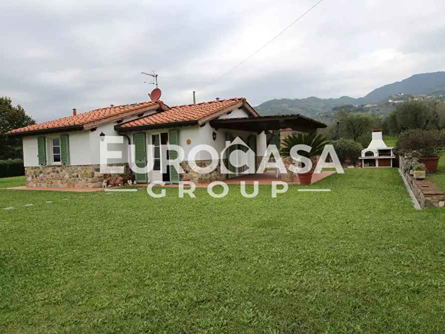 Immagine 1 di Villa in vendita  a Capannori