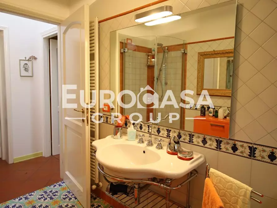 Immagine 14 di Villa in vendita  a Capannori
