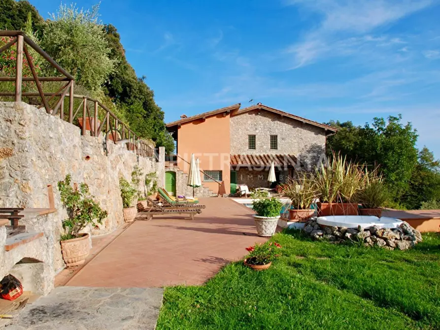 Immagine 2 di Villa in vendita  a Pietrasanta