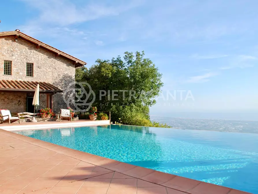 Immagine 1 di Villa in vendita  a Pietrasanta