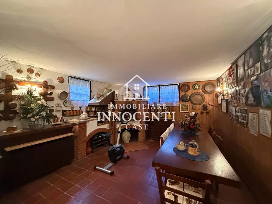 Immagine 27 di Villa in vendita  a Massa