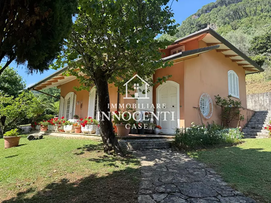 Immagine 1 di Villa in vendita  a Massa