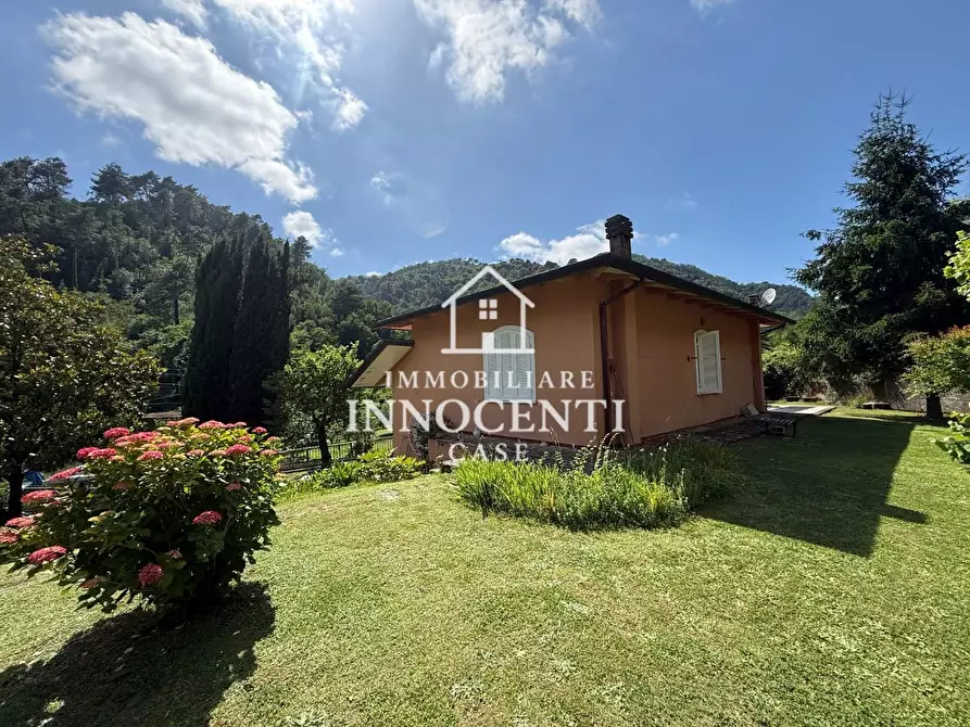 Immagine 11 di Villa in vendita  a Massa