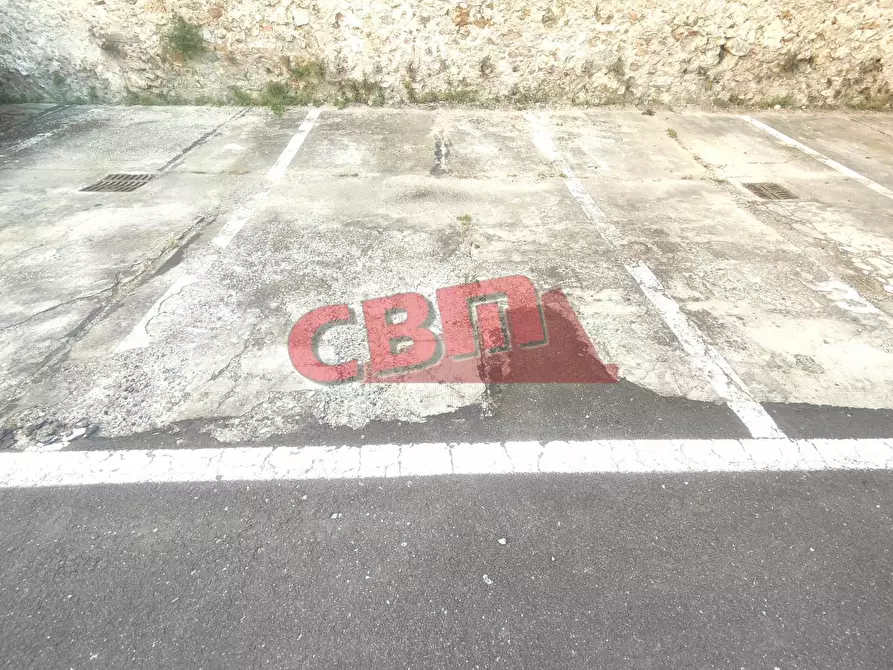 Immagine 1 di Garage in vendita  a Livorno