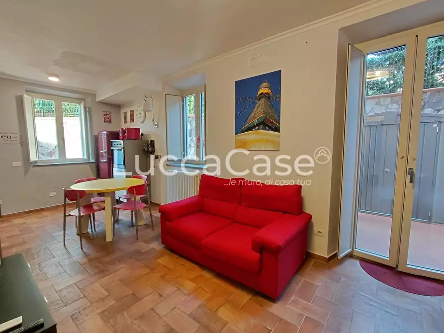 Immagine 2 di Appartamento in vendita  a Lucca