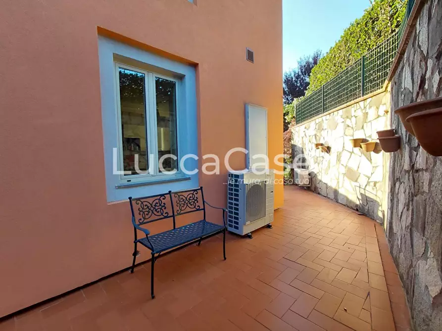 Immagine 11 di Appartamento in vendita  a Lucca