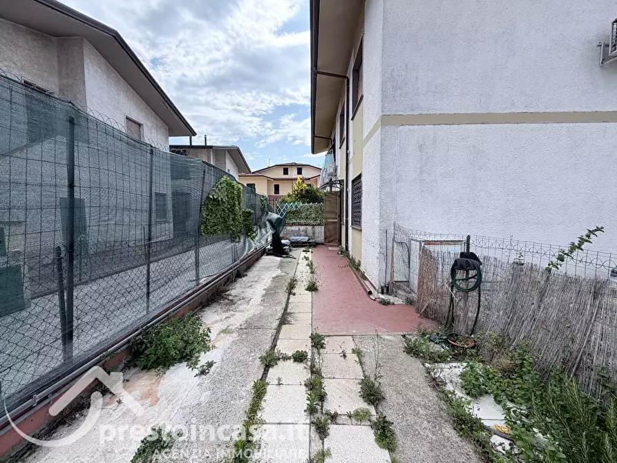 Immagine 10 di Casa quadrifamiliare in vendita  a Viareggio