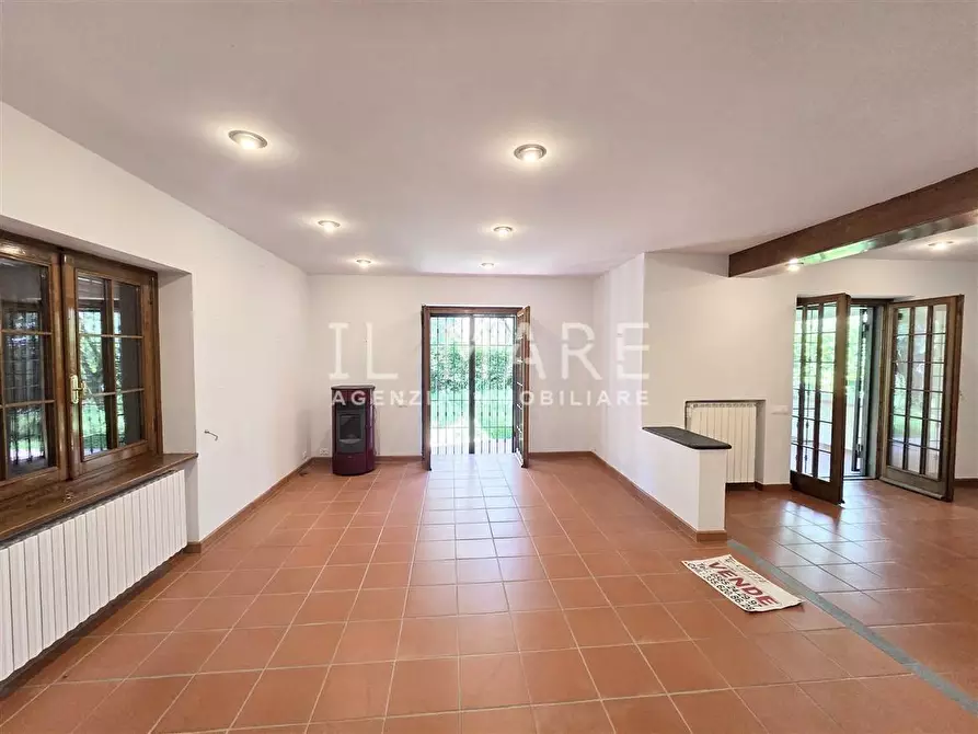 Immagine 15 di Villa in vendita  a Massa