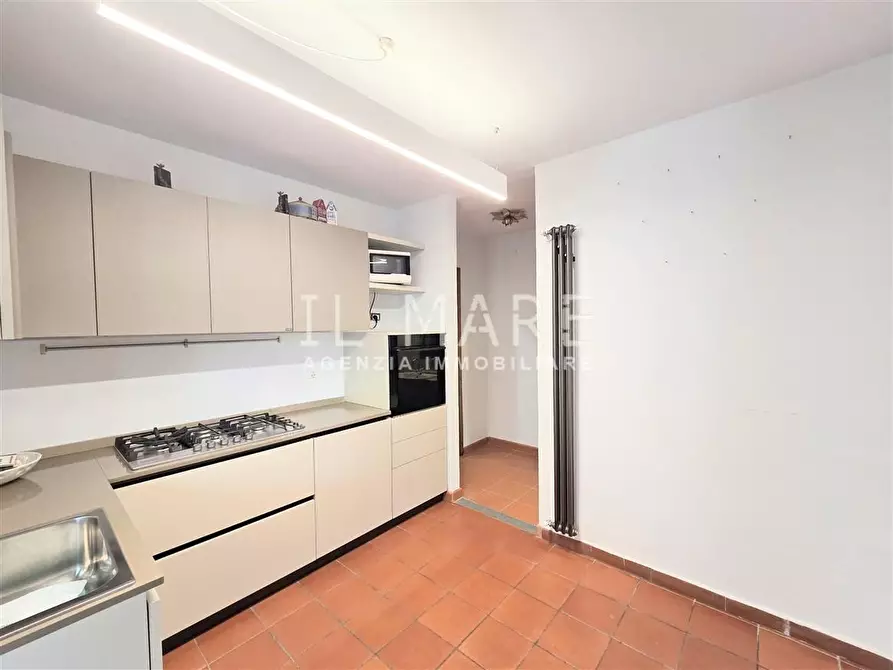 Immagine 22 di Villa in vendita  a Massa
