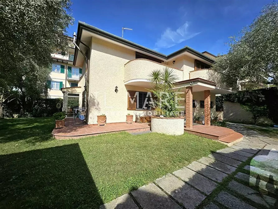 Immagine 1 di Villa in vendita  a Massa