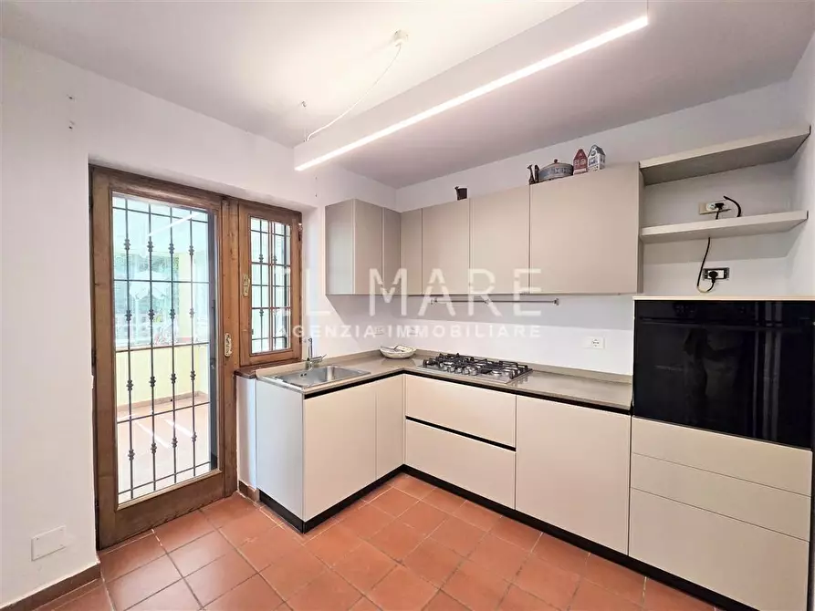 Immagine 23 di Villa in vendita  a Massa