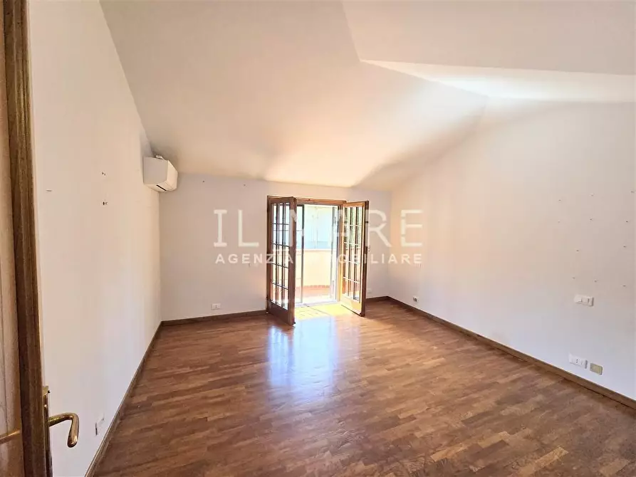 Immagine 35 di Villa in vendita  a Massa