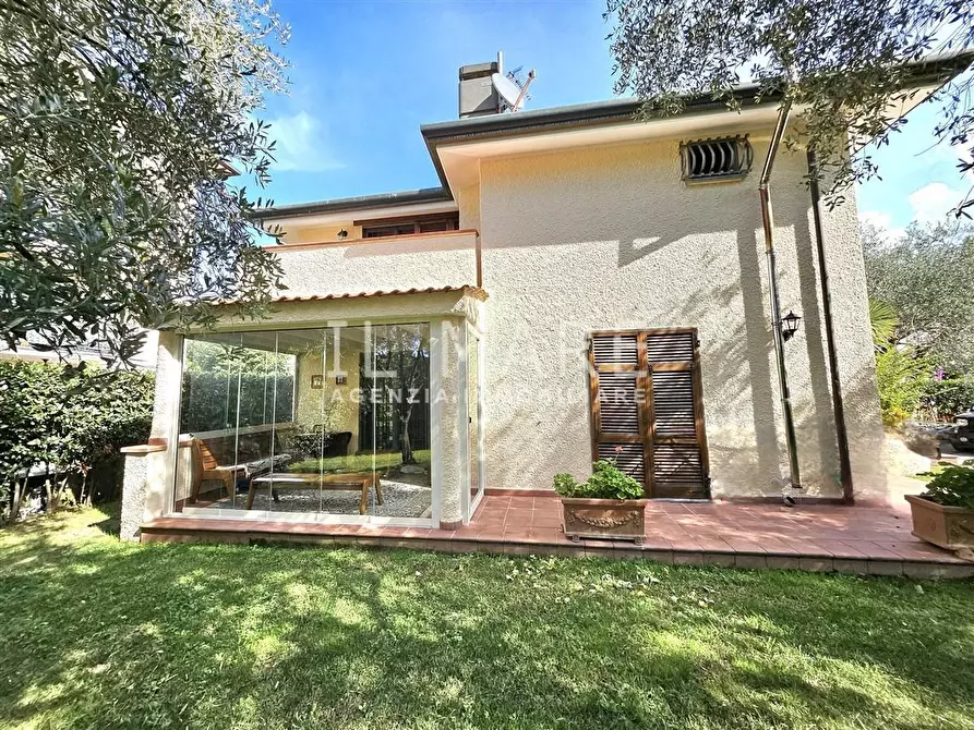 Immagine 2 di Villa in vendita  a Massa