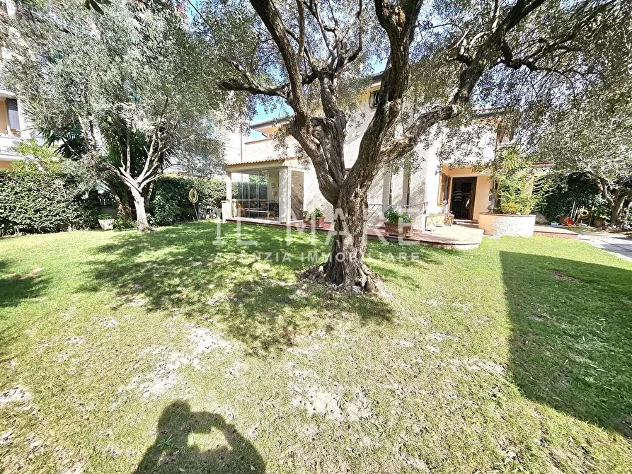 Immagine 9 di Villa in vendita  a Massa