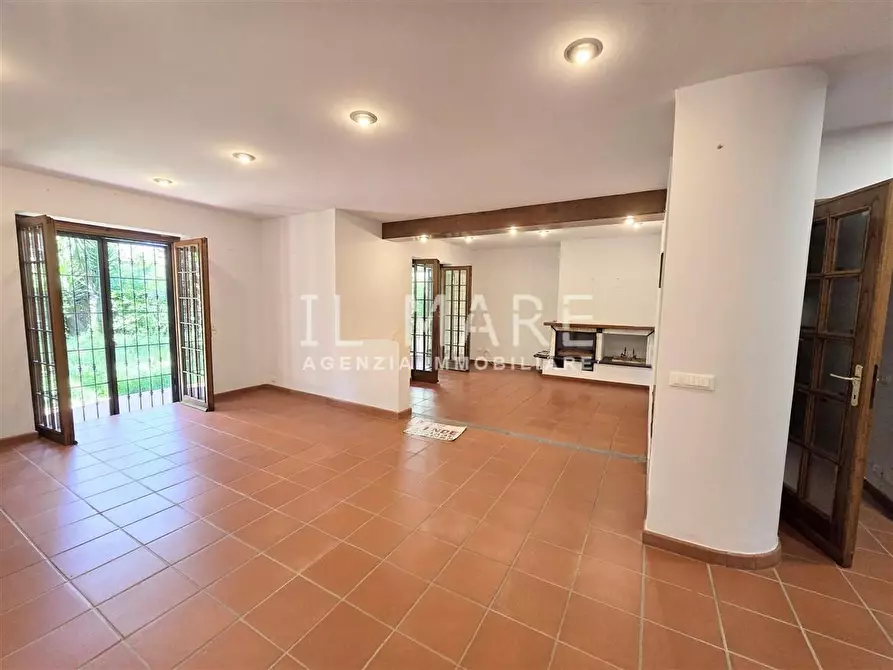 Immagine 14 di Villa in vendita  a Massa