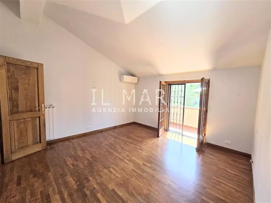 Immagine 38 di Villa in vendita  a Massa