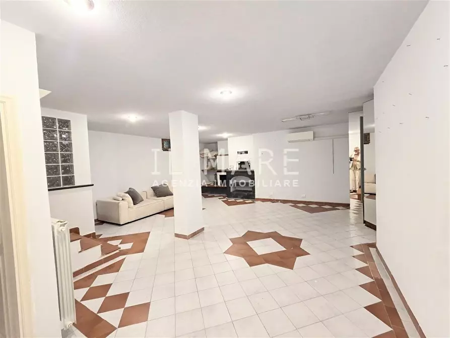 Immagine 26 di Villa in vendita  a Massa