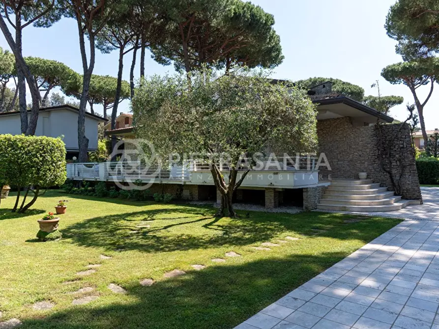 Immagine 48 di Villa in vendita  a Camaiore