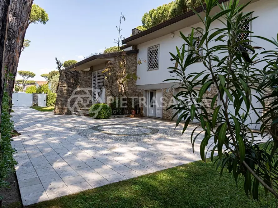 Immagine 58 di Villa in vendita  a Camaiore
