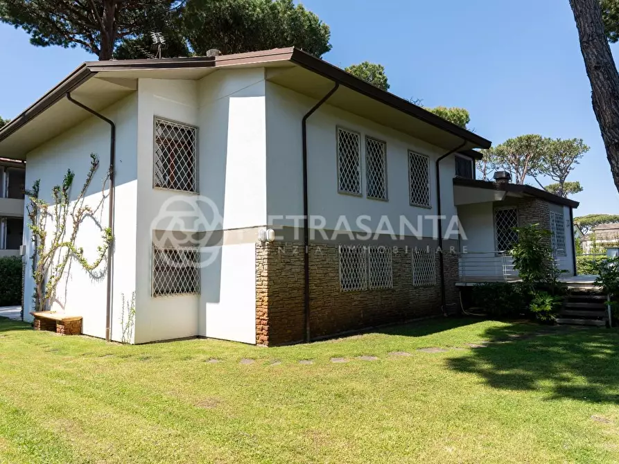 Immagine 54 di Villa in vendita  a Camaiore