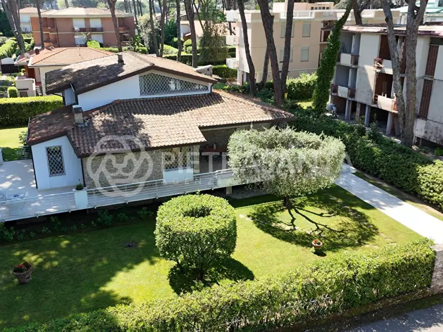 Immagine 5 di Villa in vendita  a Camaiore