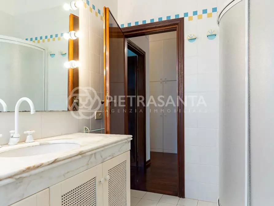 Immagine 27 di Villa in vendita  a Camaiore